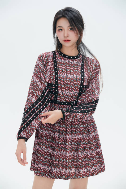 白色背景里的中国女性大学生图片