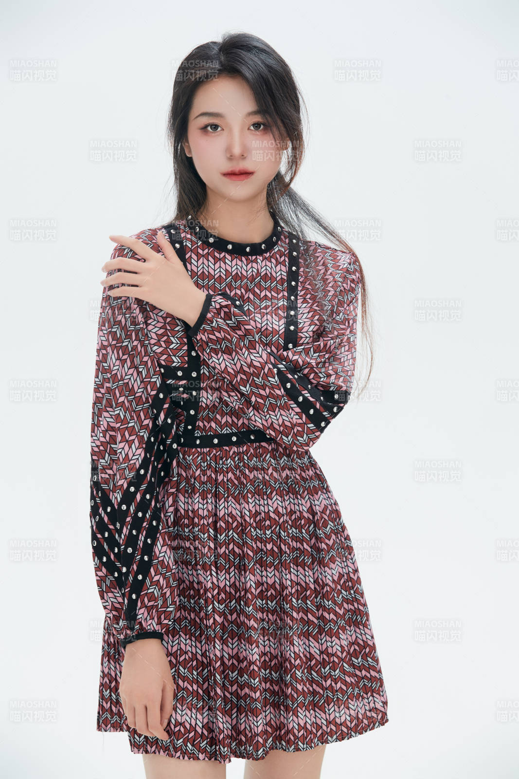 白色背景里的中国女性大学生图片