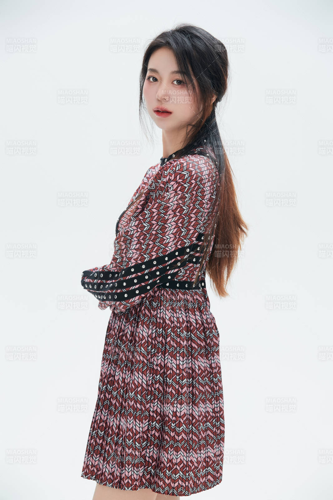 白色背景里的中国女性大学生图片