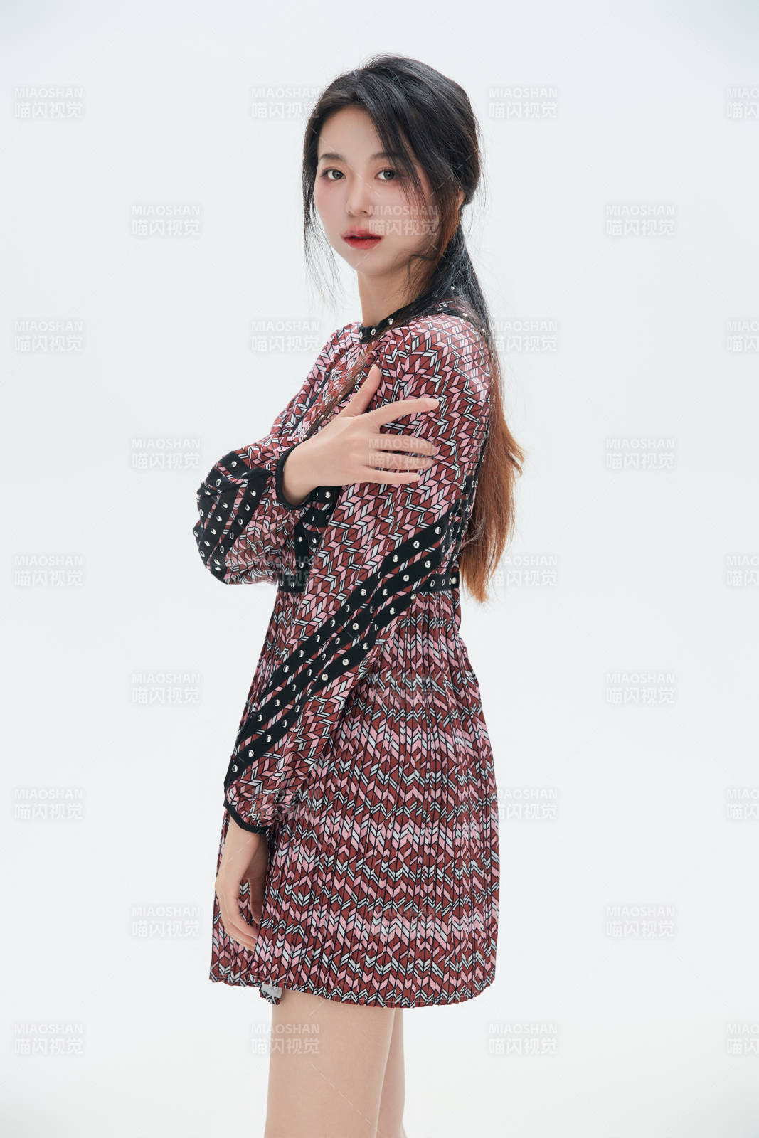 白色背景里的中国女性大学生图片