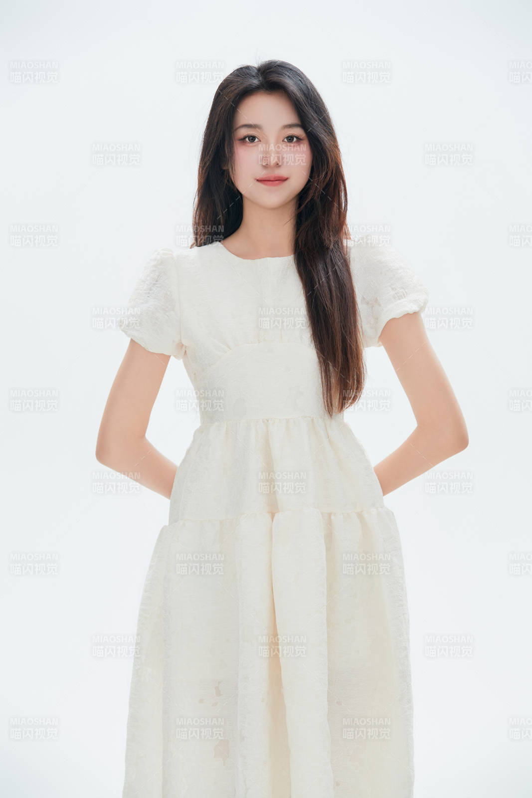 白色背景里的中国女性大学生图片