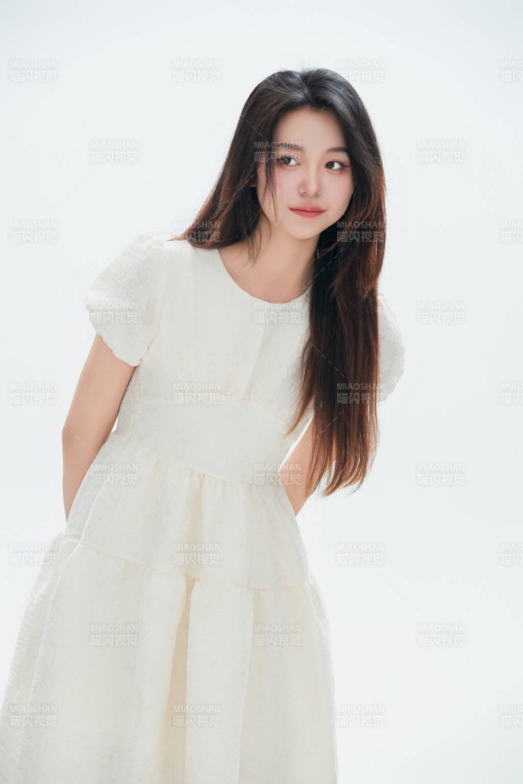 白色背景里的中国女性大学生图片