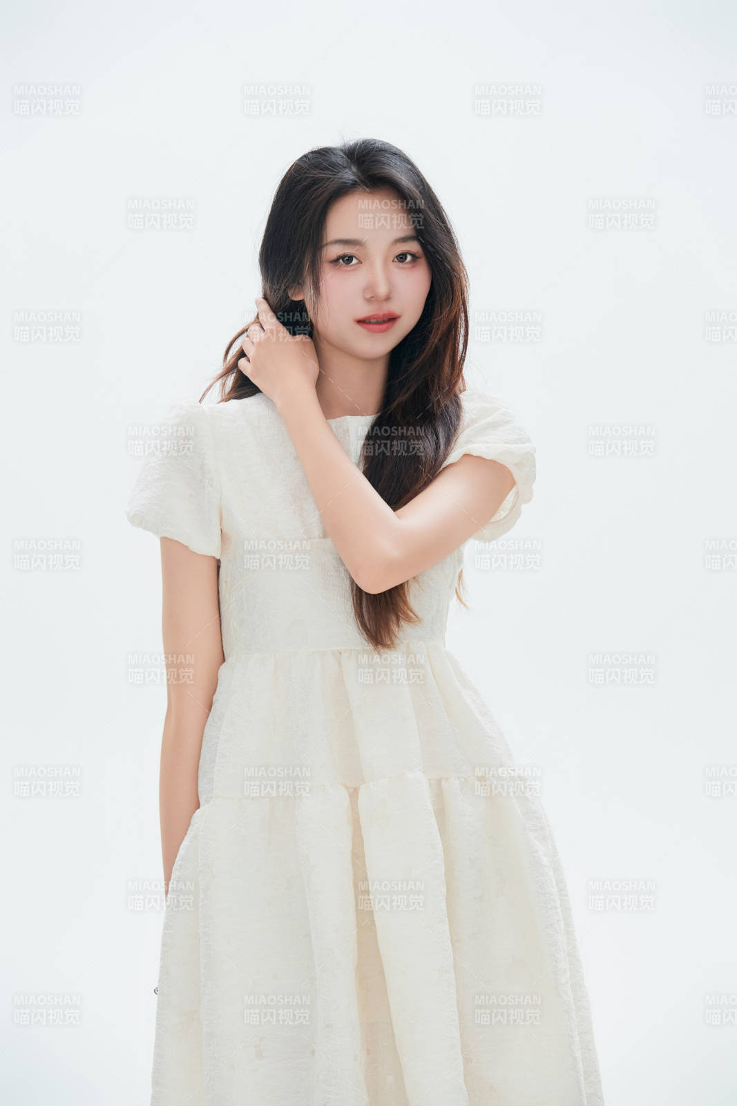 白色背景里的中国女性大学生图片