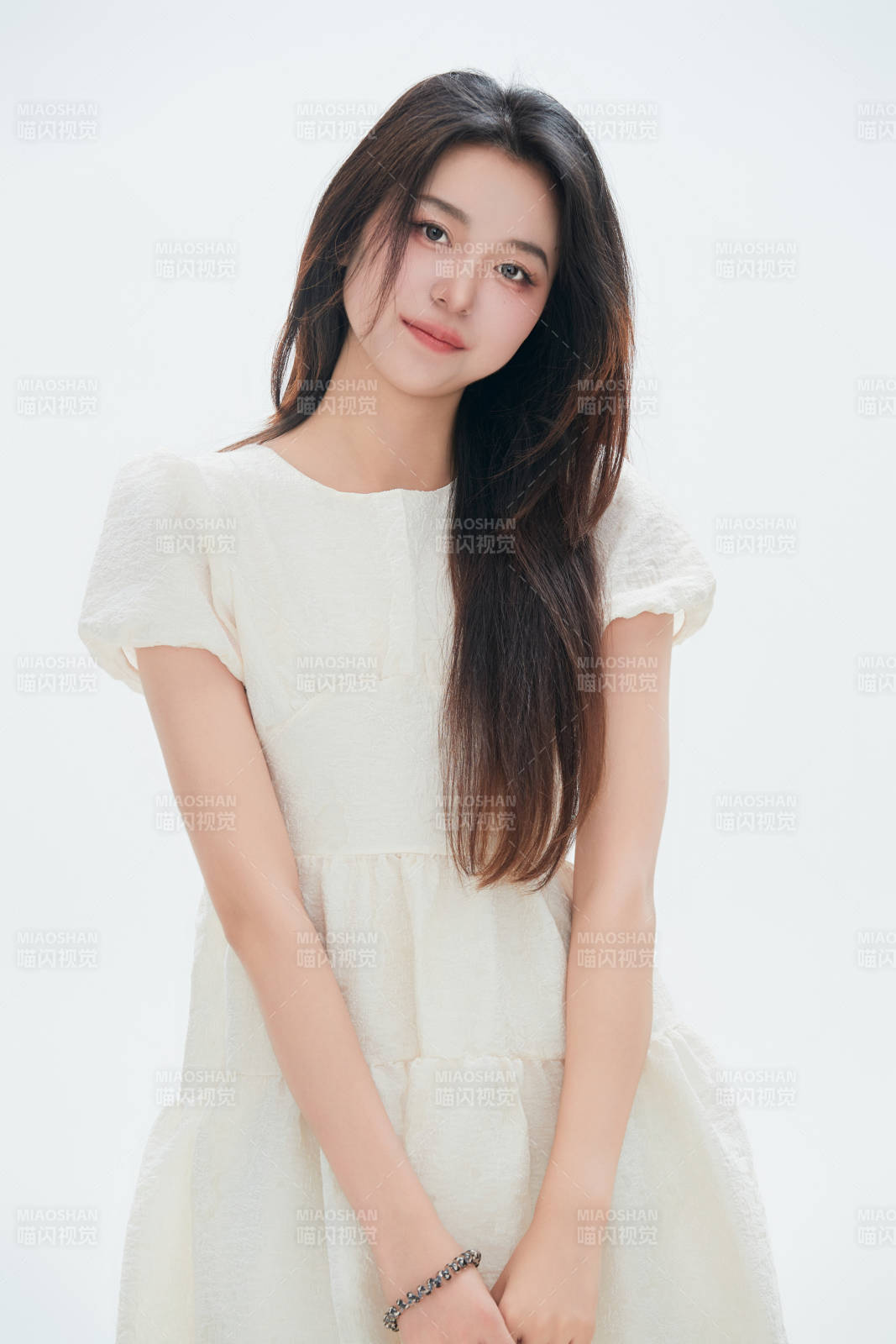 白色背景里的中国女性大学生图片