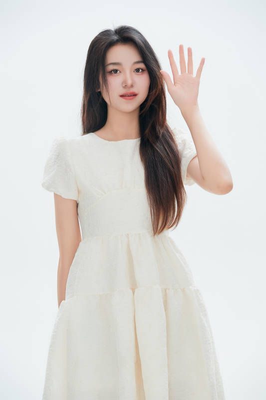 白色背景里的中国女性大学生图片