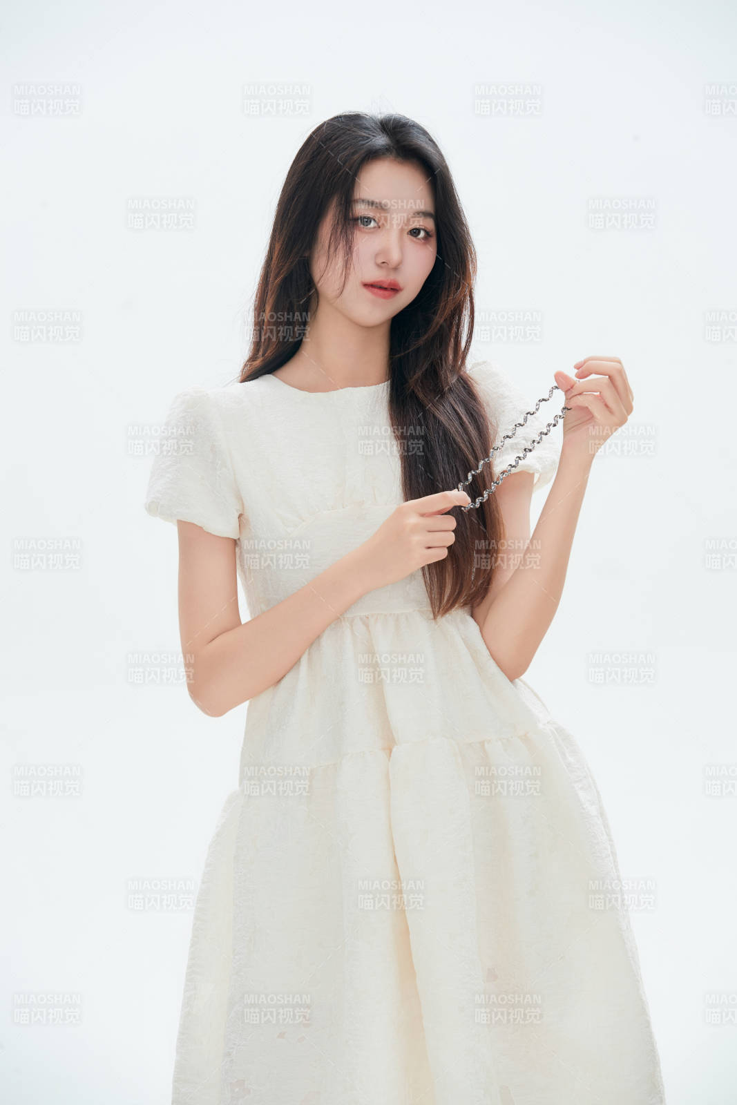 白色背景里的中国女性大学生图片