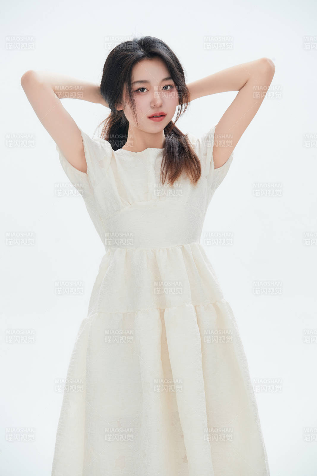 白色背景里的中国女性大学生图片