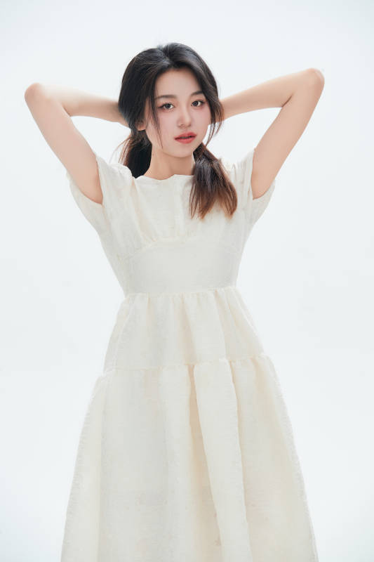 白色背景里的中国女性大学生图片