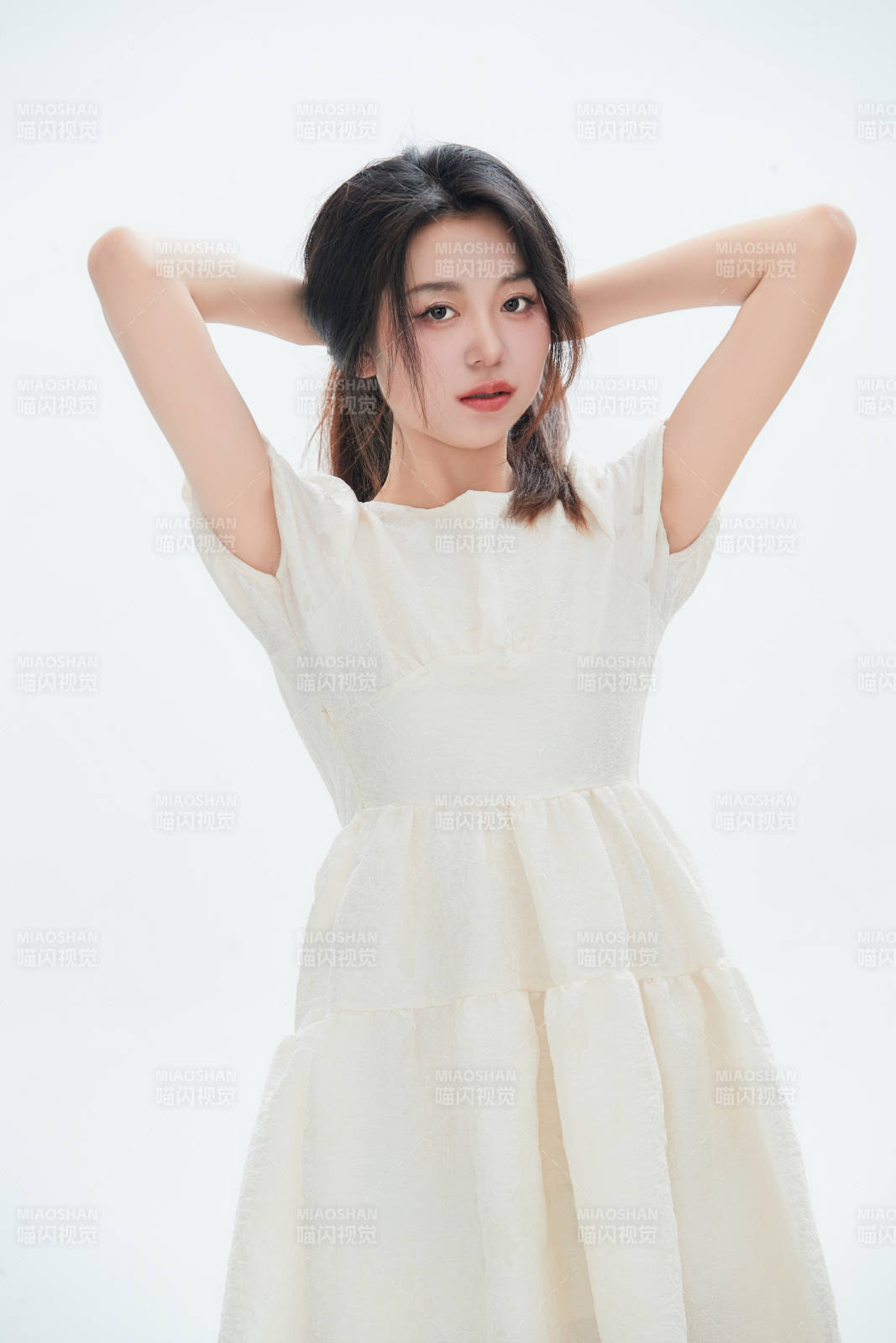 白色背景里的中国女性大学生图片