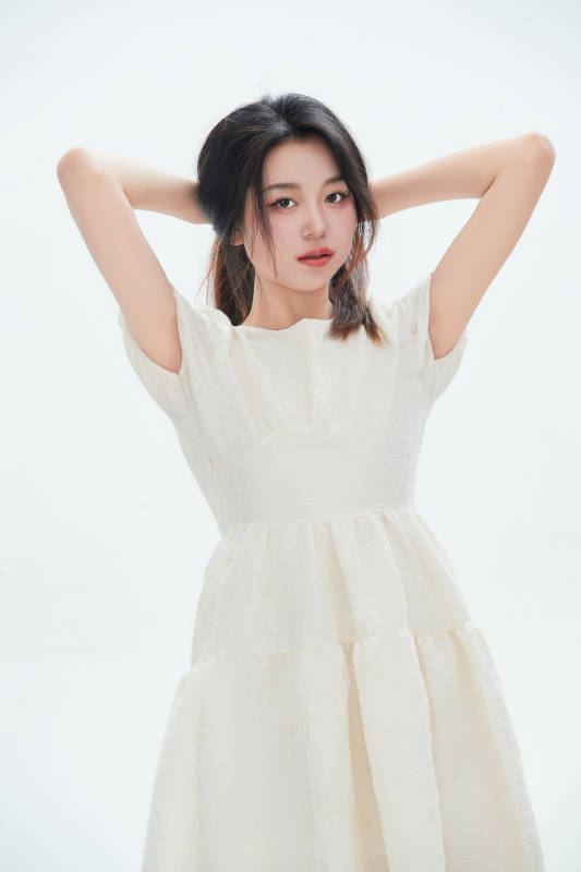 白色背景里的中国女性大学生图片