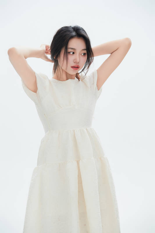 白色背景里的中国女性大学生图片