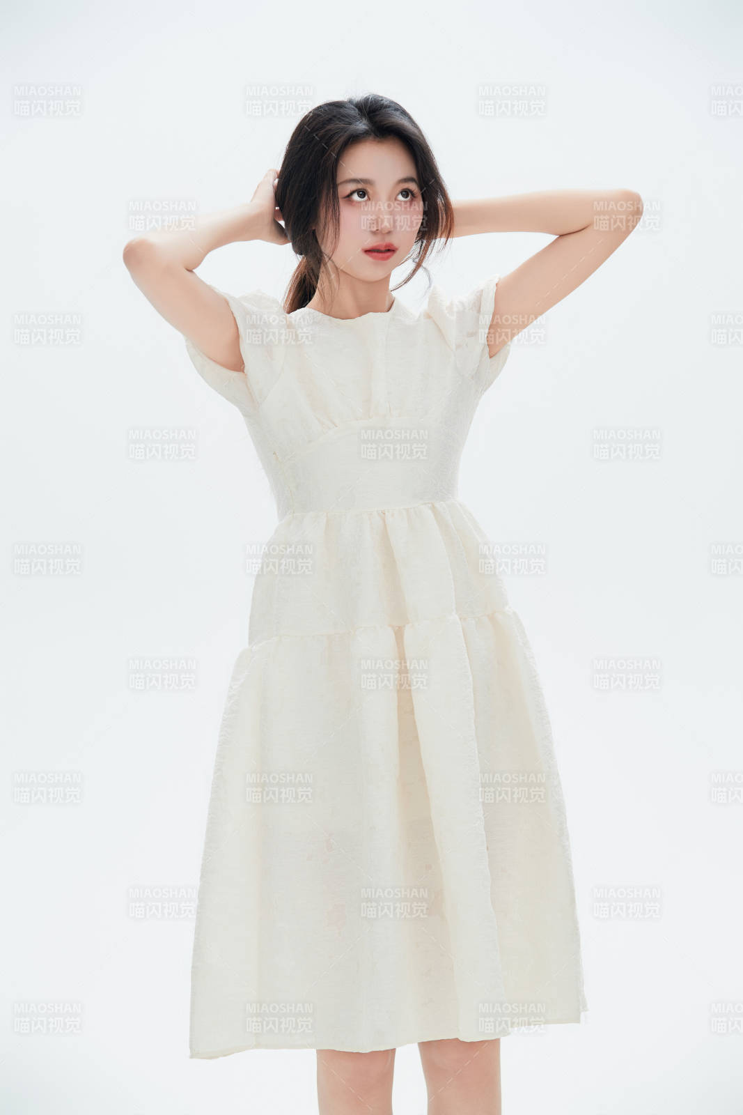 白色背景里的中国女性大学生图片