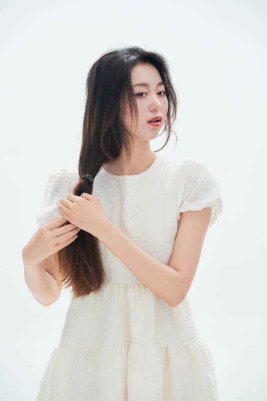 白色背景里的中国女性大学生图片