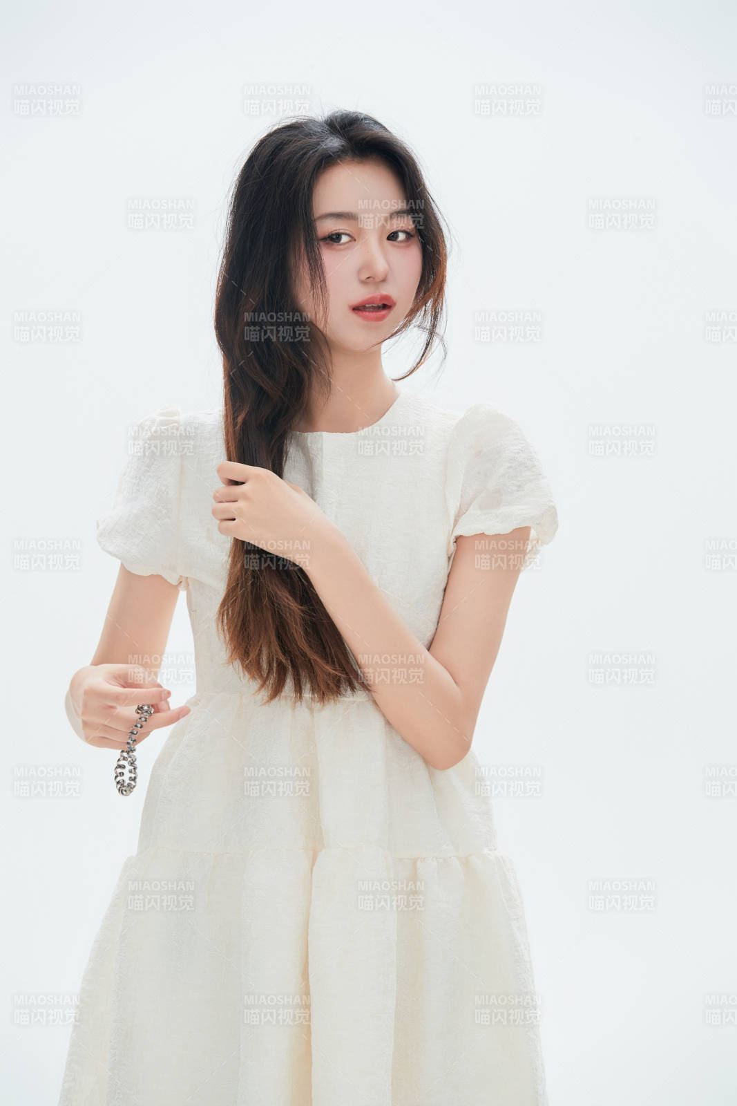 白色背景里的中国女性大学生图片