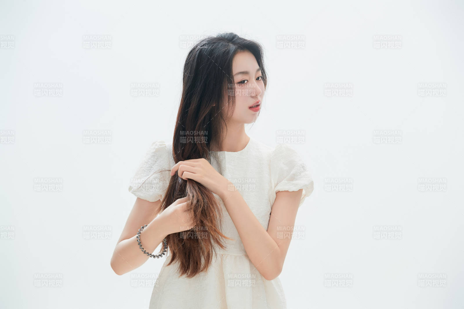 白色背景里的中国女性大学生图片