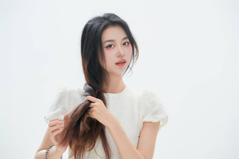 白色背景里的中国女性大学生图片