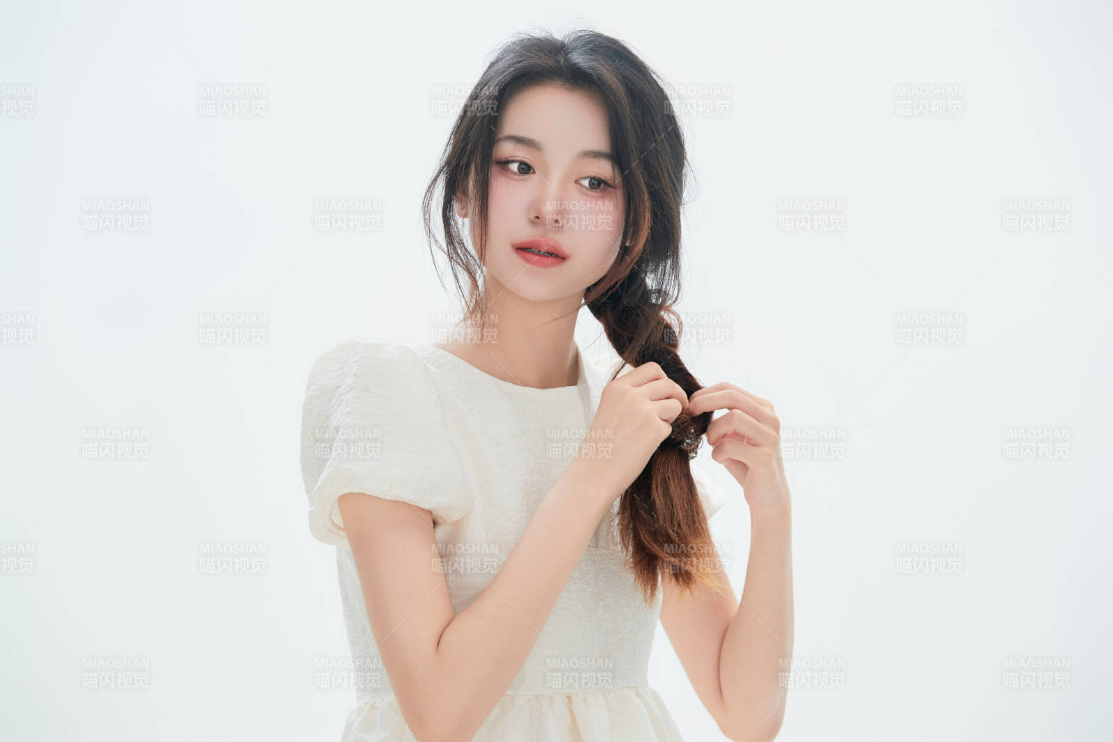 白色背景里的中国女性大学生图片