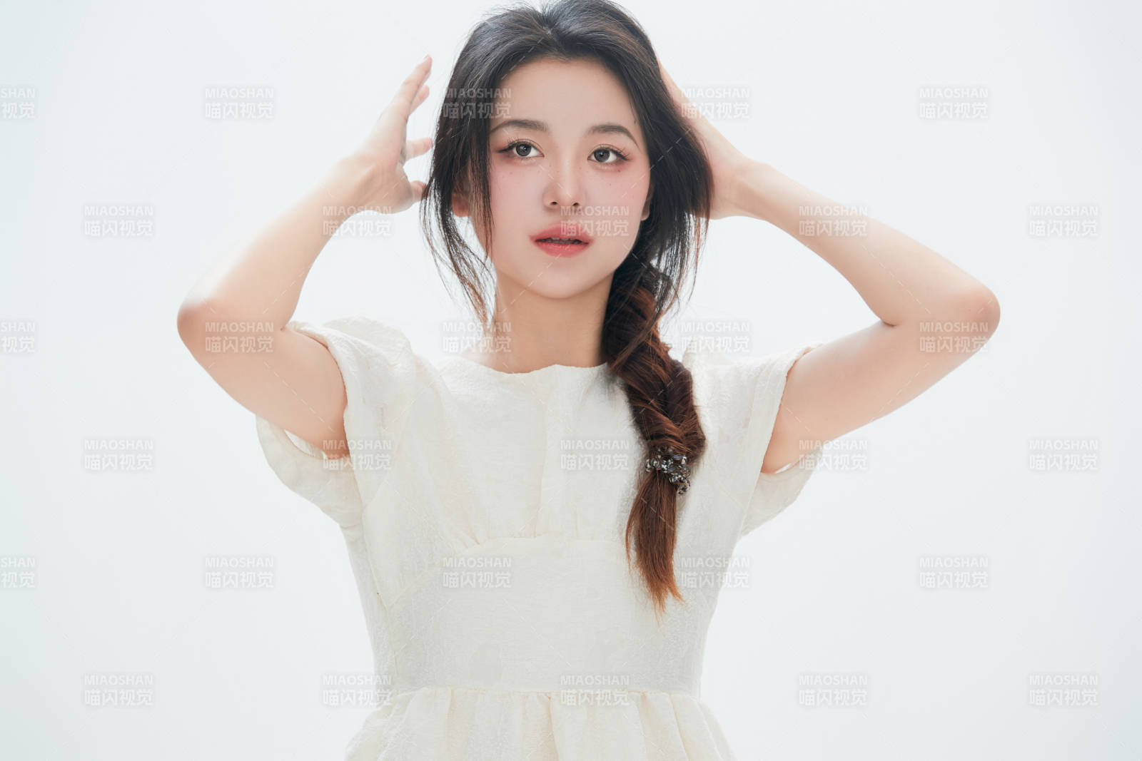 白色背景里的中国女性大学生图片