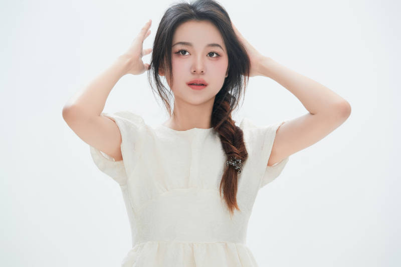 白色背景里的中国女性大学生图片