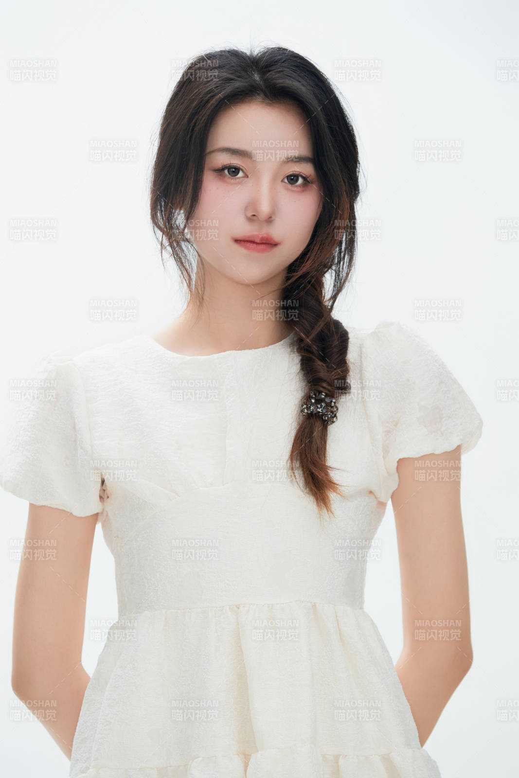 白色背景里的中国女性大学生图片