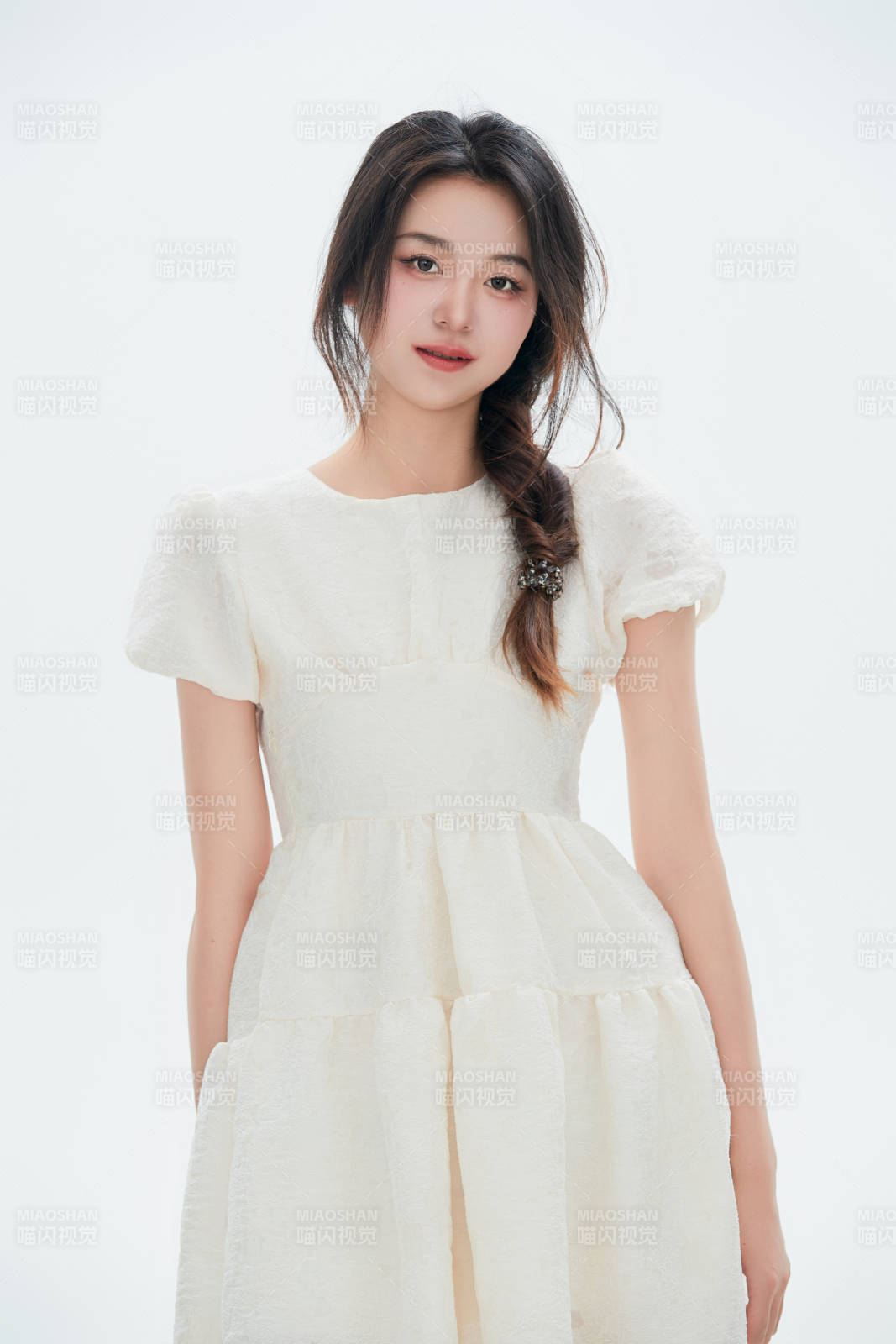 白色背景里的中国女性大学生图片