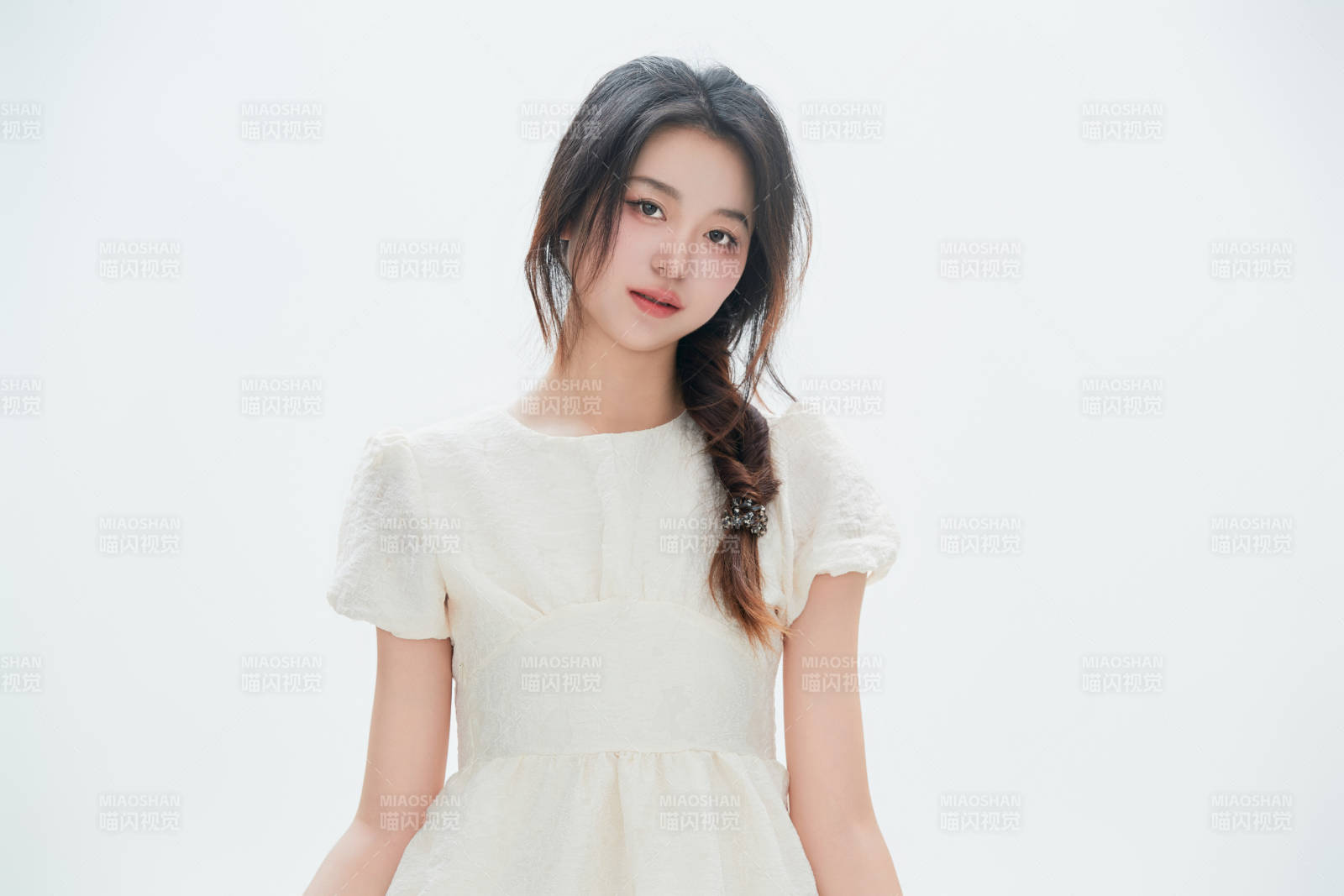 白色背景里的中国女性大学生图片