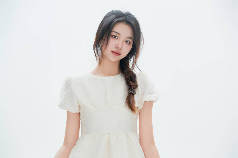 白色背景里的中国女性大学生图片