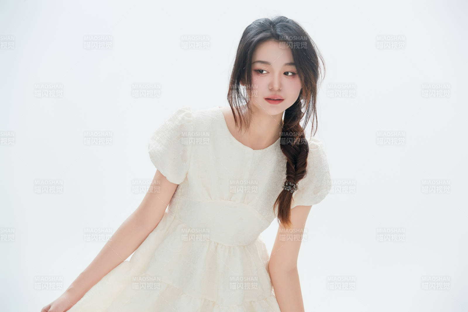 白色背景里的中国女性大学生图片