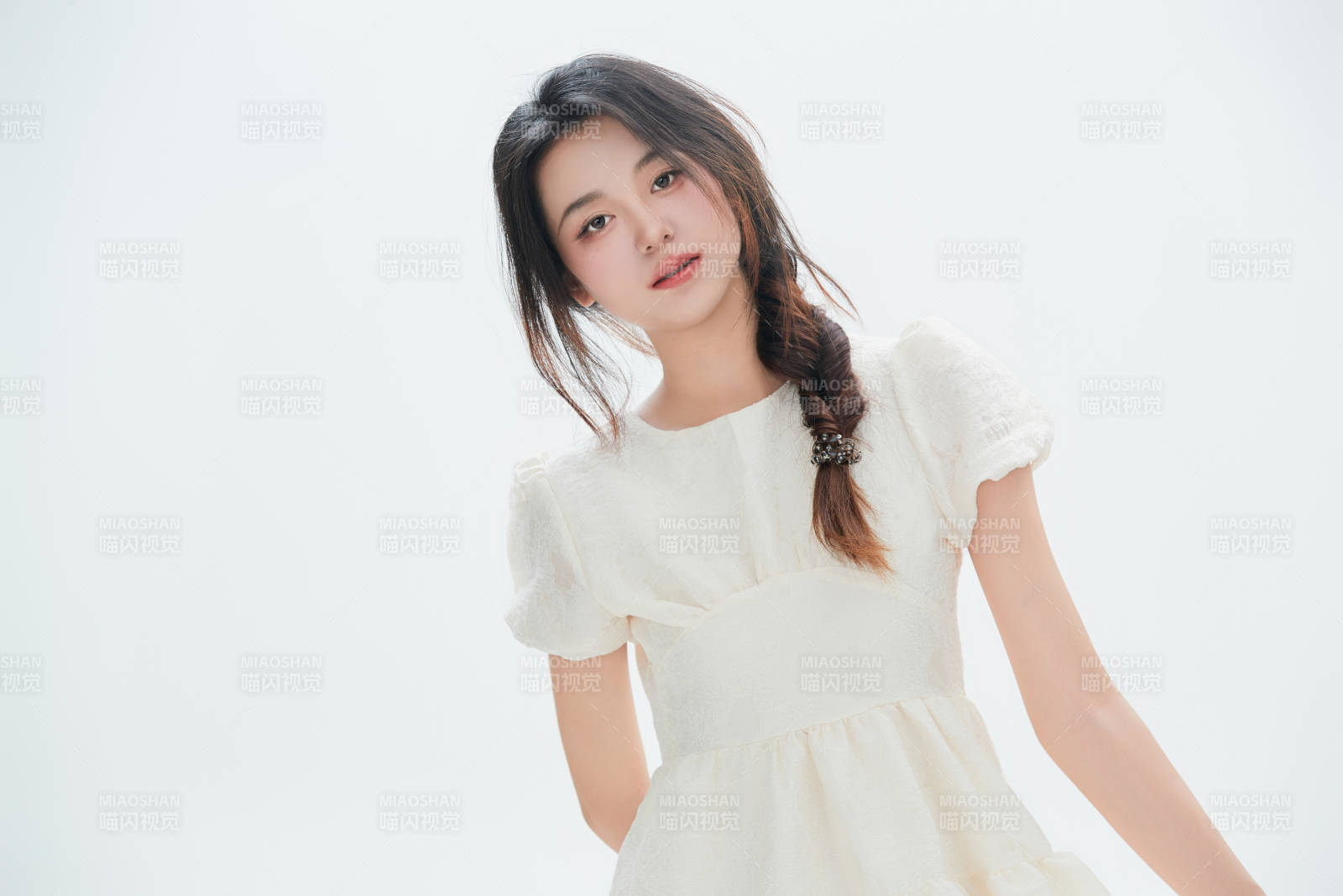 白色背景里的中国女性大学生图片