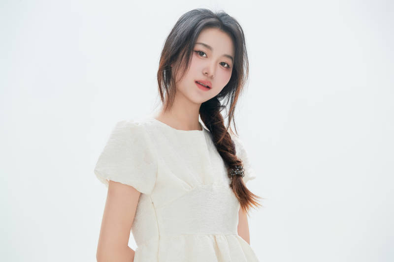 白色背景里的中国女性大学生图片