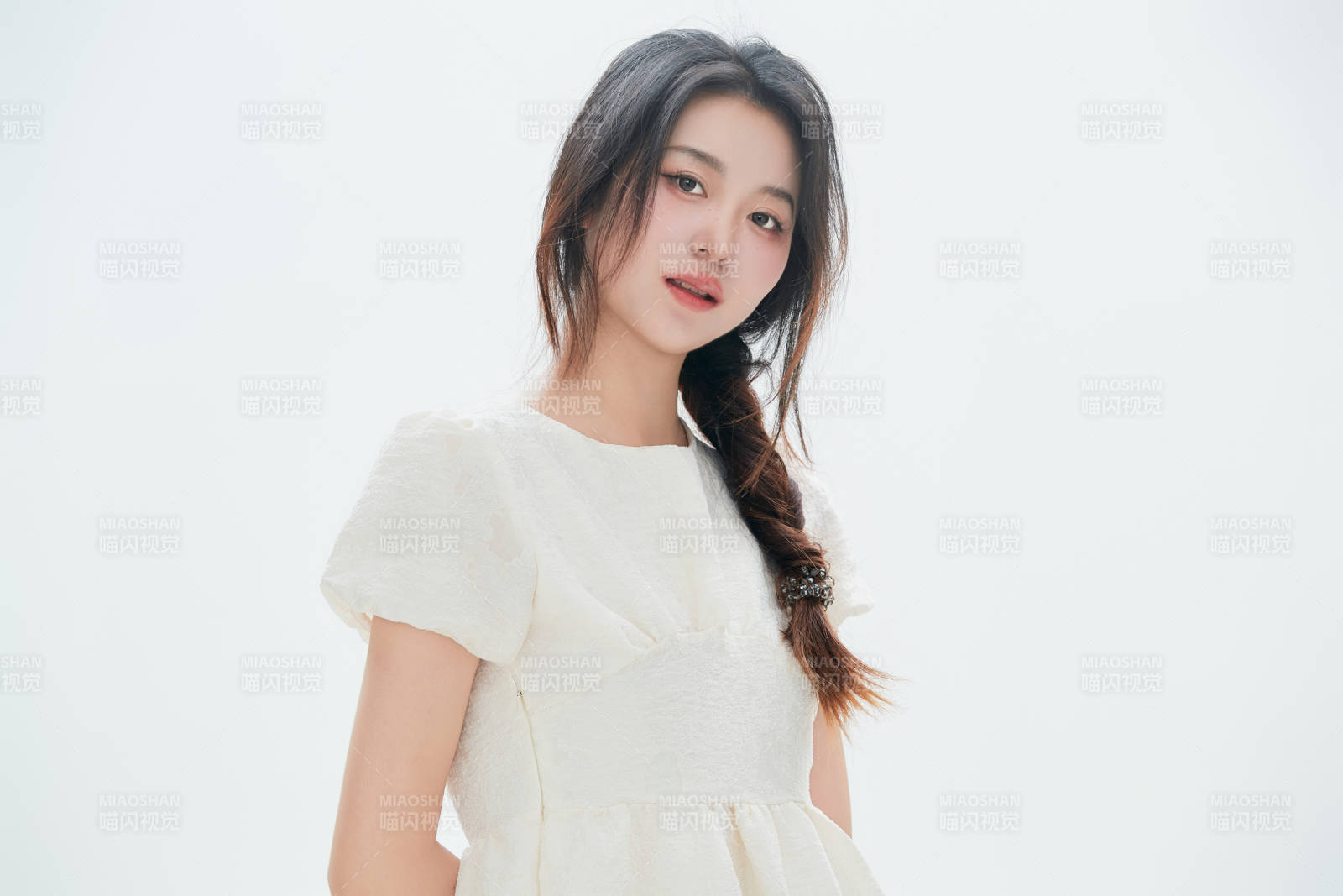 白色背景里的中国女性大学生图片