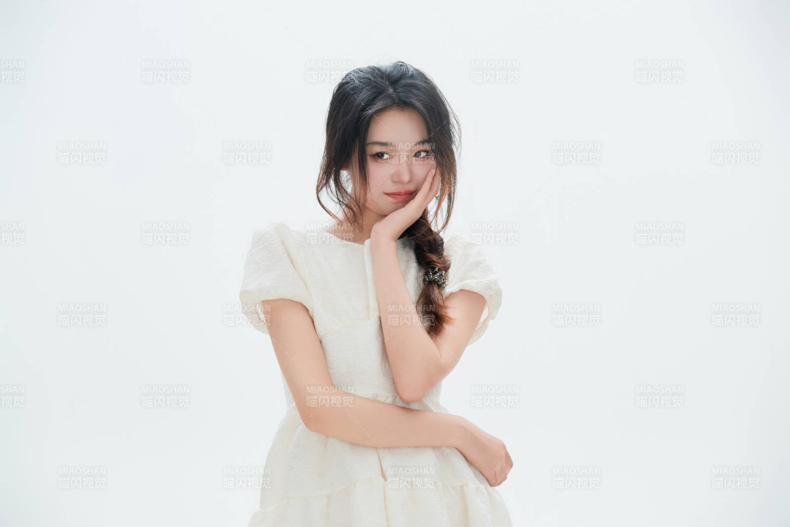 白色背景里的中国女性大学生图片