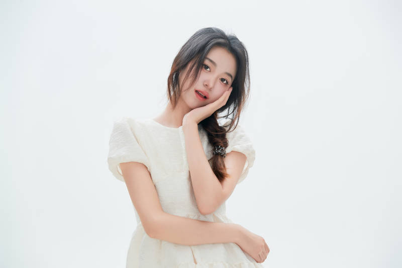 白色背景里的中国女性大学生图片