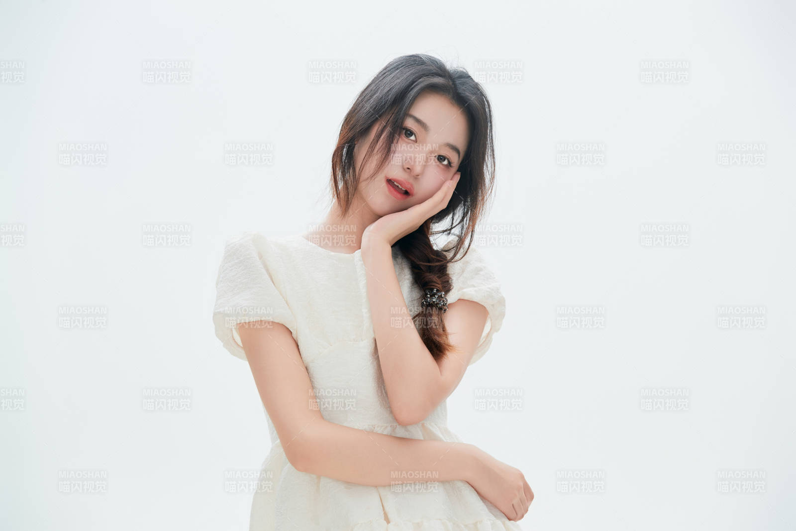 白色背景里的中国女性大学生图片