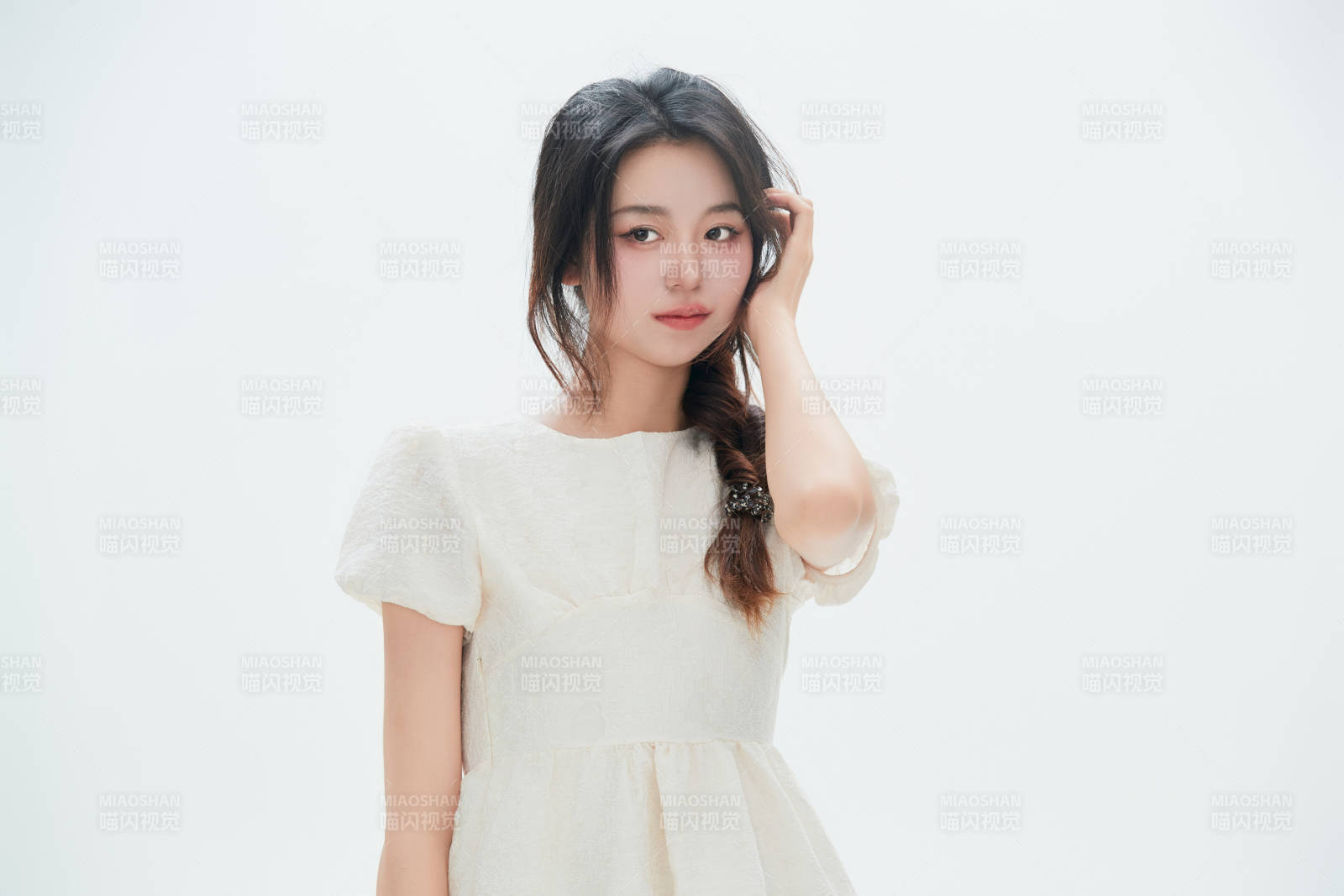 白色背景里的中国女性大学生图片