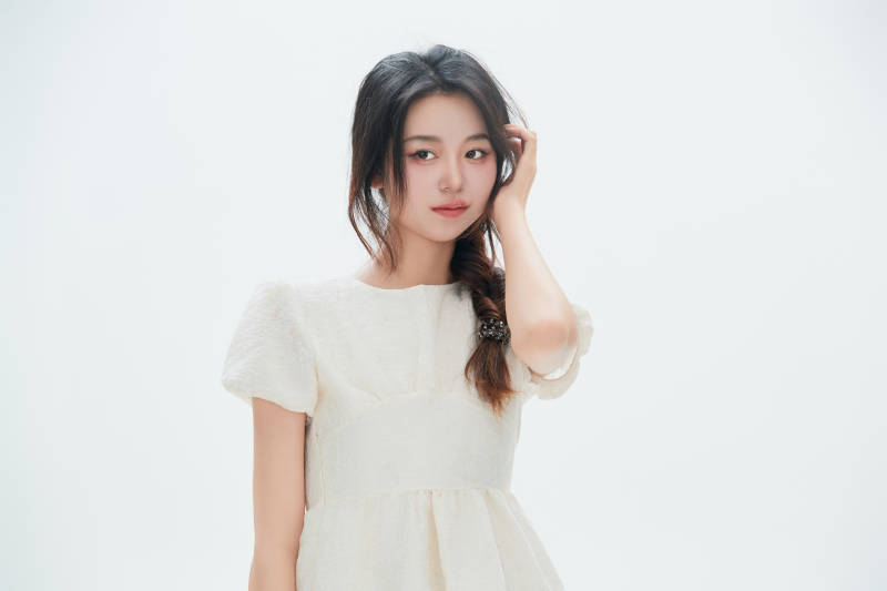 白色背景里的中国女性大学生图片