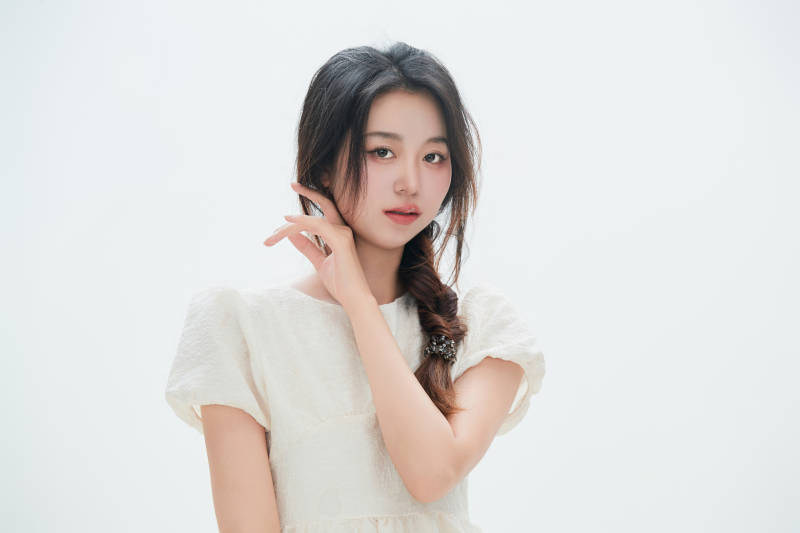 白色背景里的中国女性大学生图片