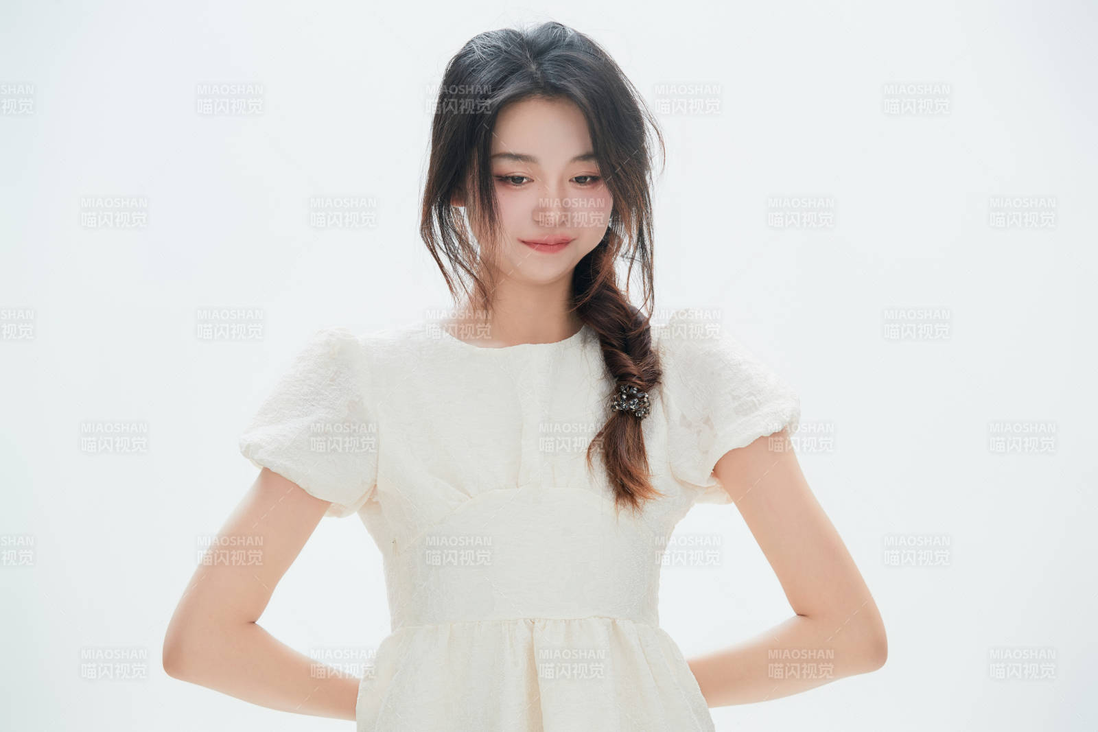 白色背景里的中国女性大学生图片