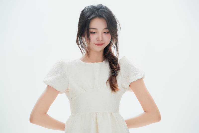 白色背景里的中国女性大学生图片