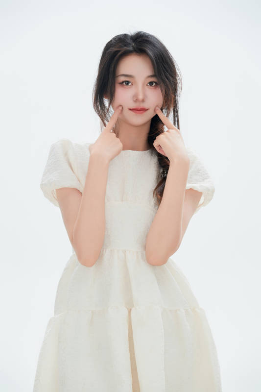 白色背景里的中国女性大学生图片