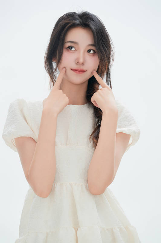 白色背景里的中国女性大学生图片