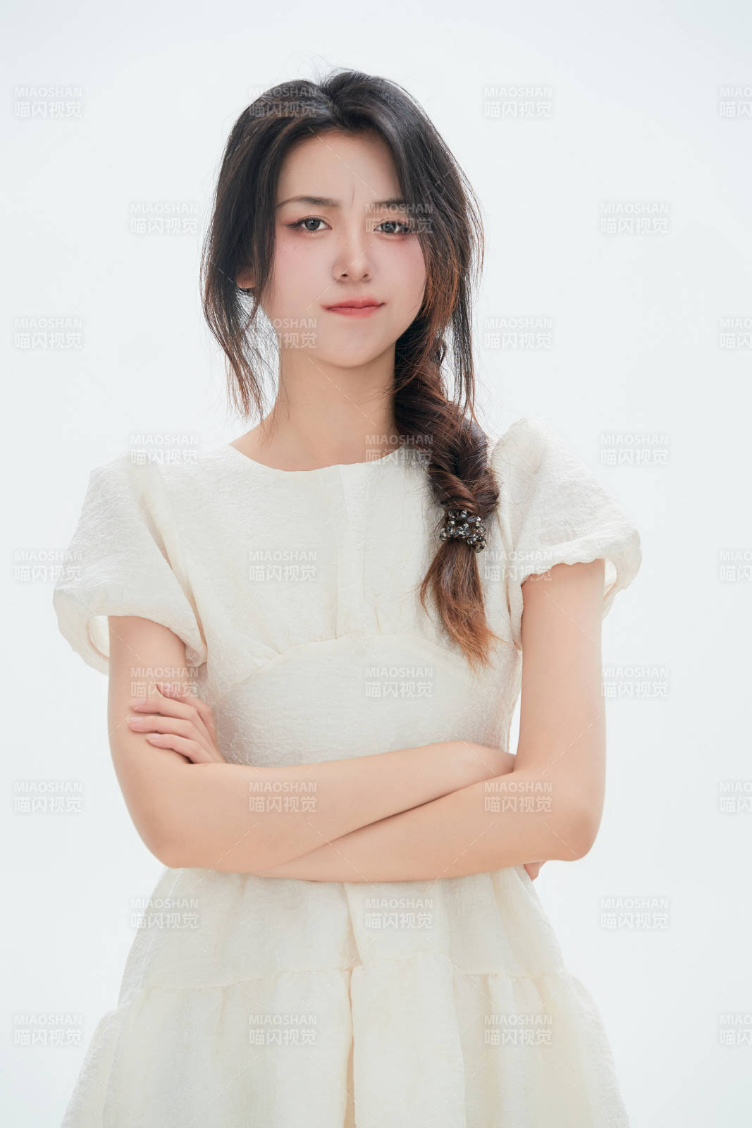 白色背景里的中国女性大学生图片