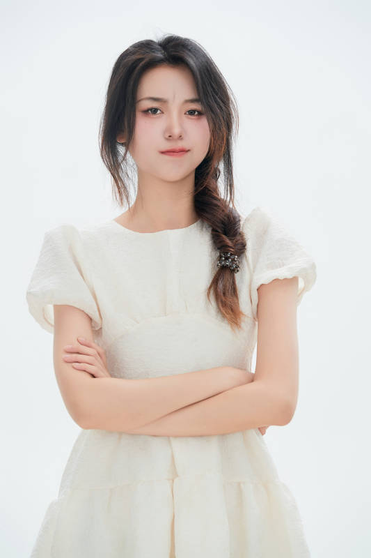 白色背景里的中国女性大学生图片