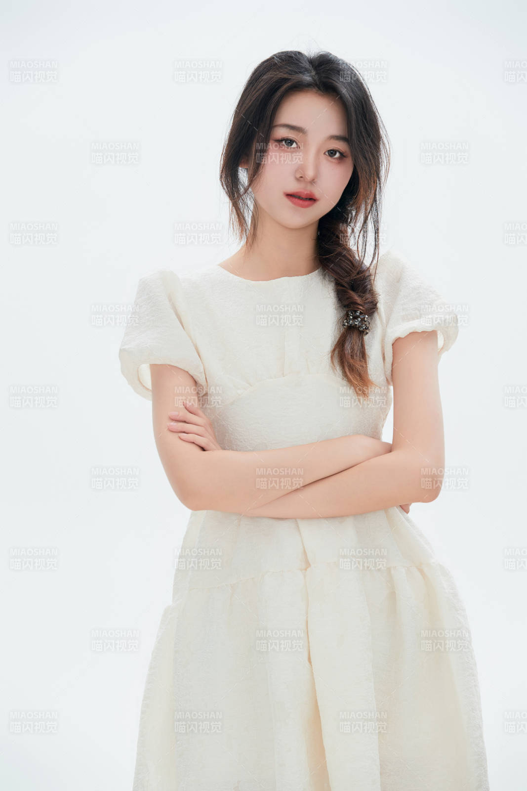 白色背景里的中国女性大学生图片