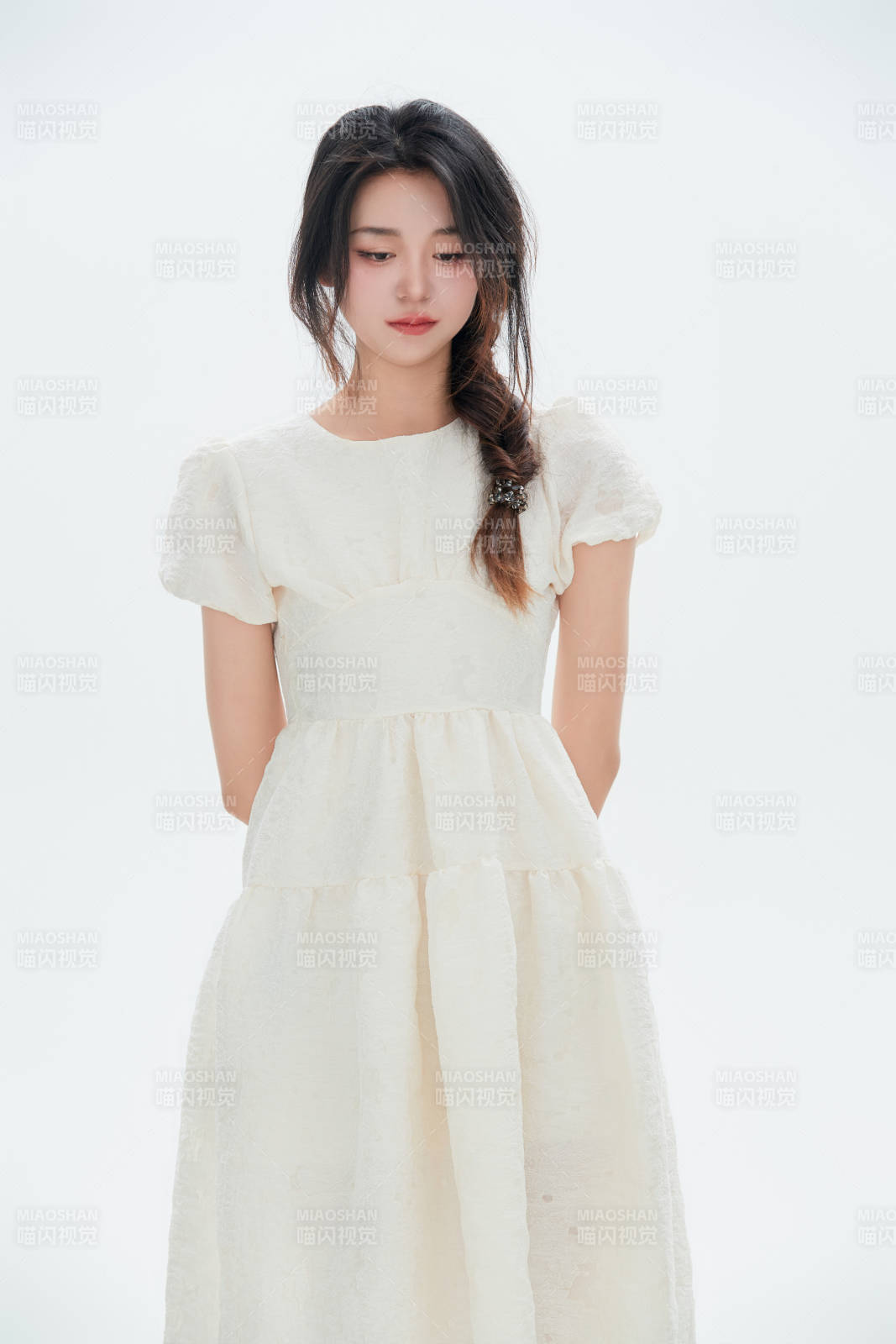 白色背景里的中国女性大学生图片