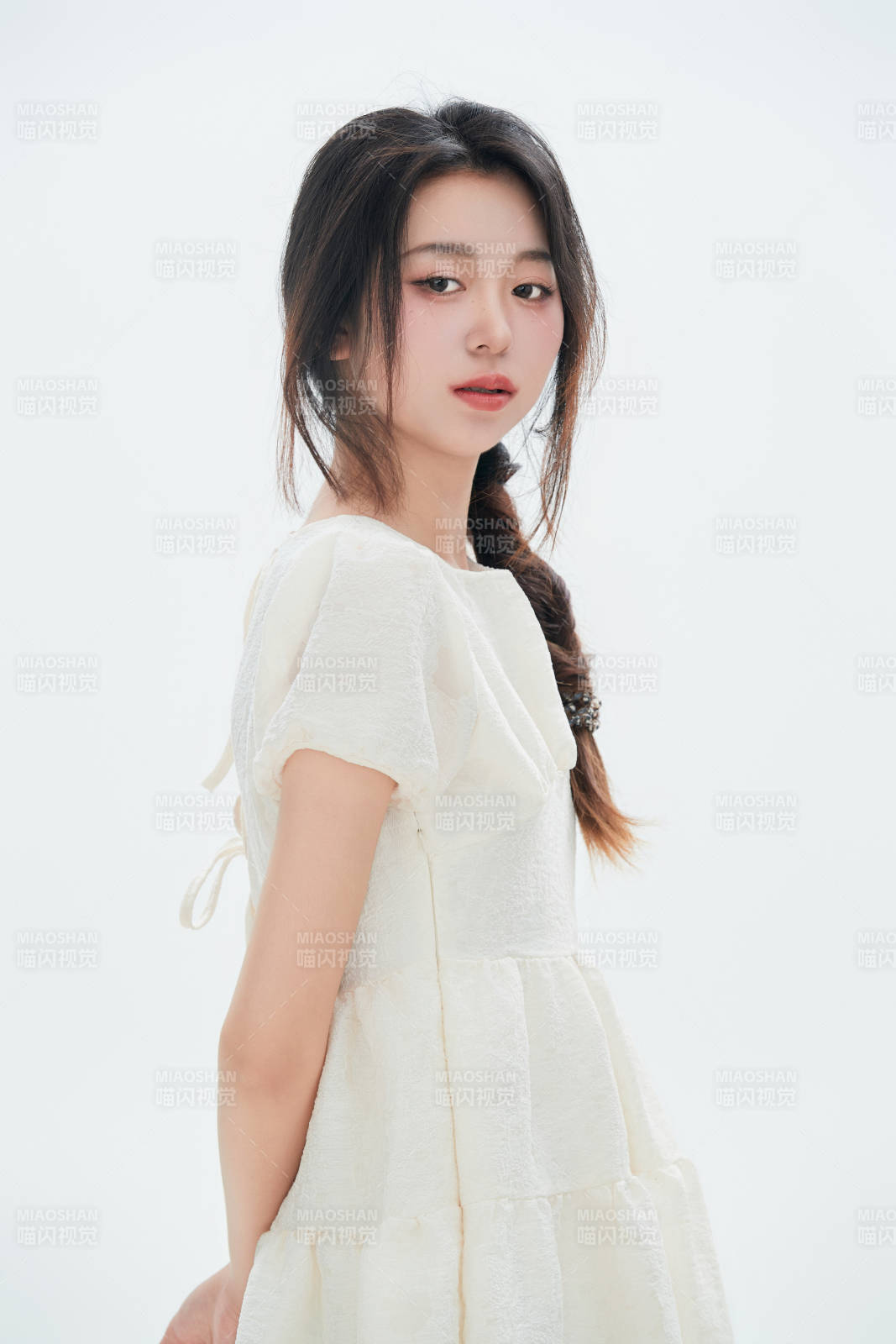 白色背景里的中国女性大学生图片