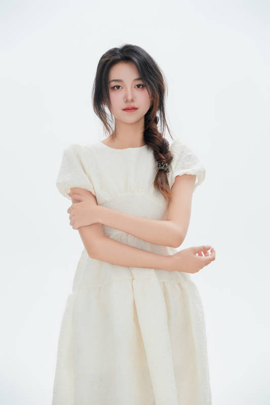 白色背景里的中国女性大学生图片