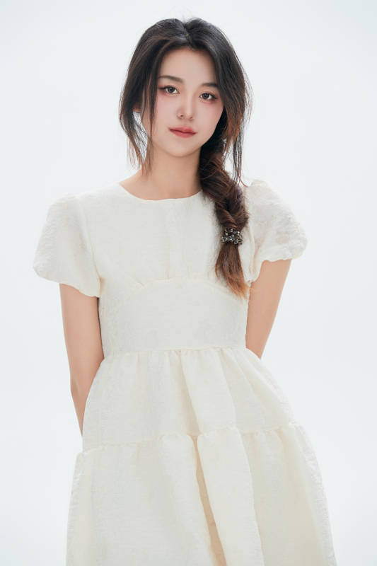 白色背景里的中国女性大学生图片