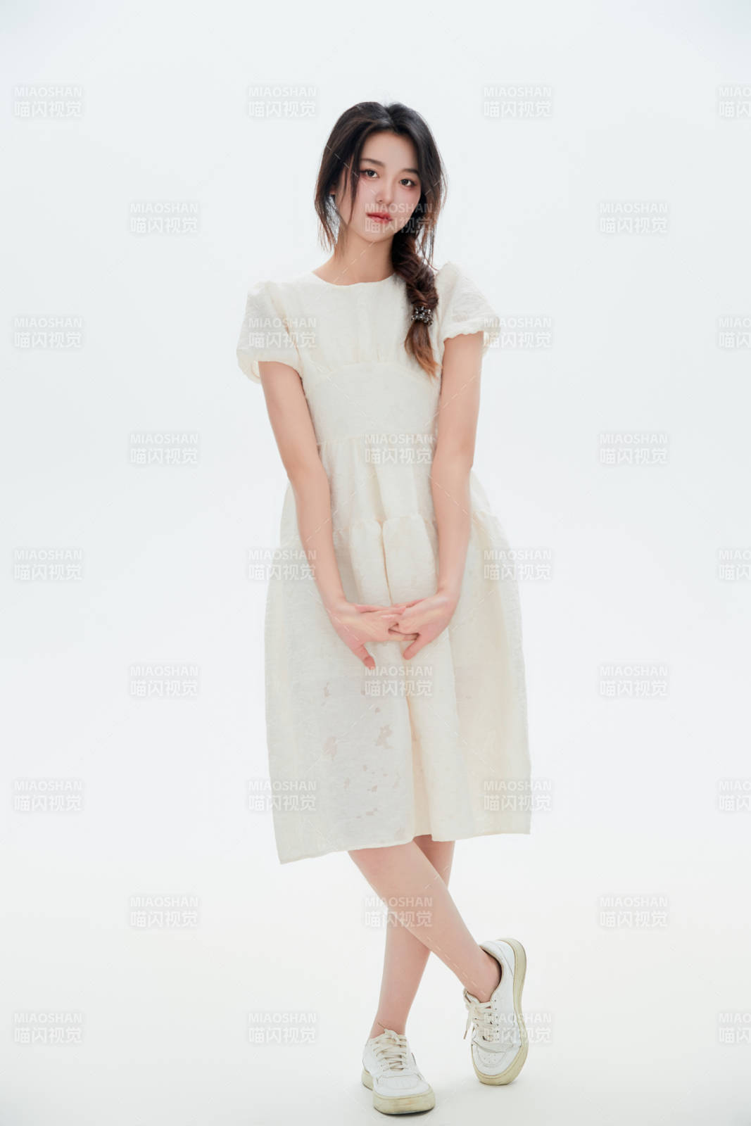 白色背景里的中国女性大学生图片