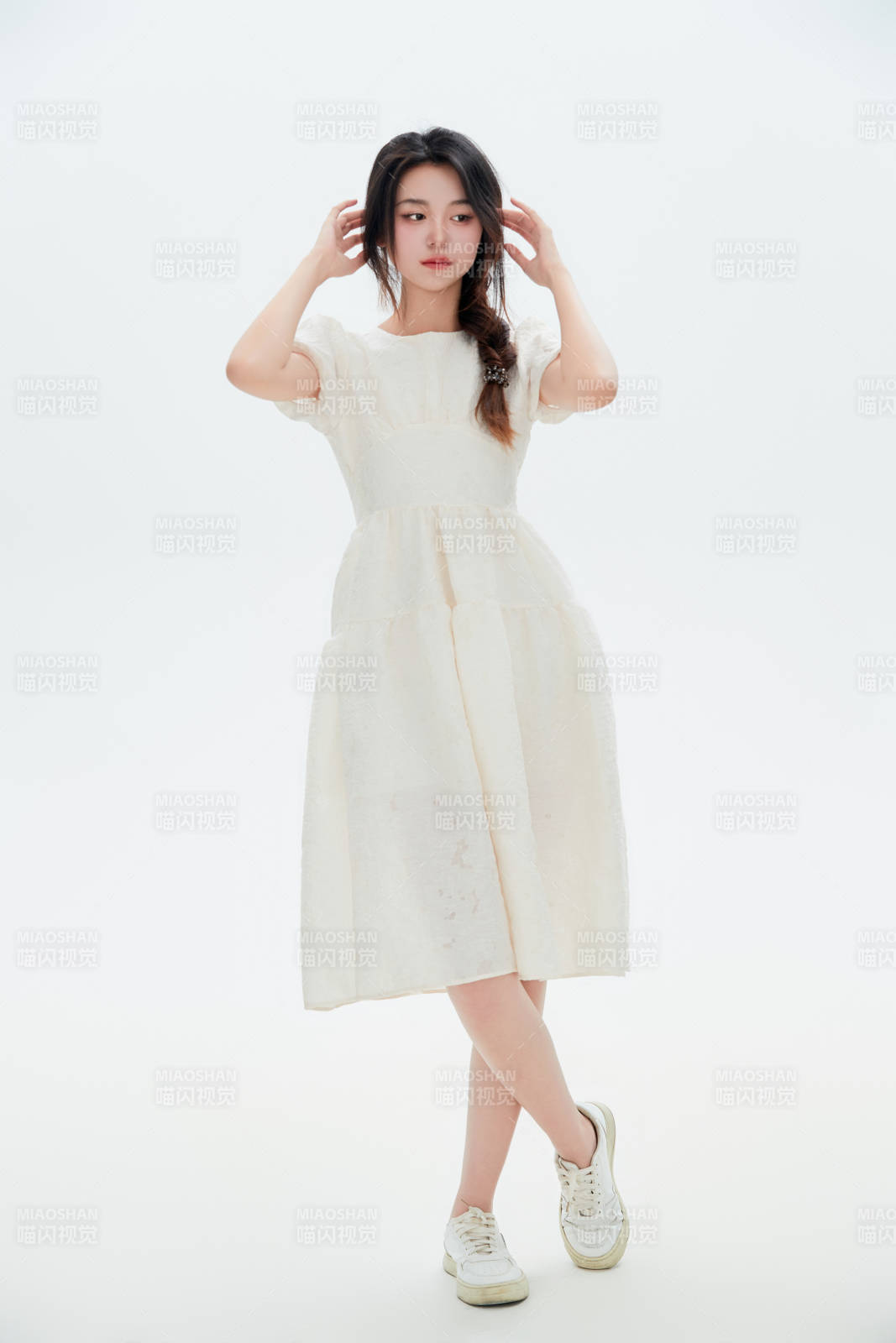 白色背景里的中国女性大学生图片